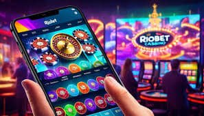Pertandingan sepak bola Liga 1 Indonesia dengan penonton riuh